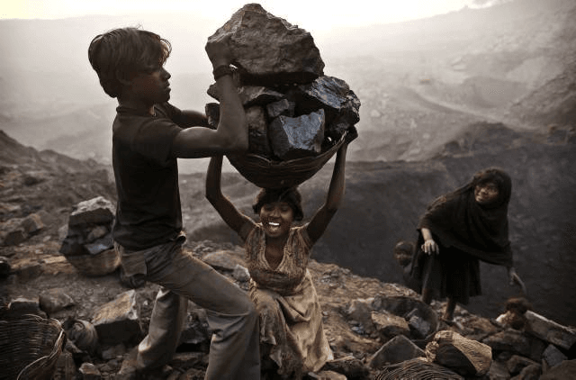Children working in mine. photo no. 3