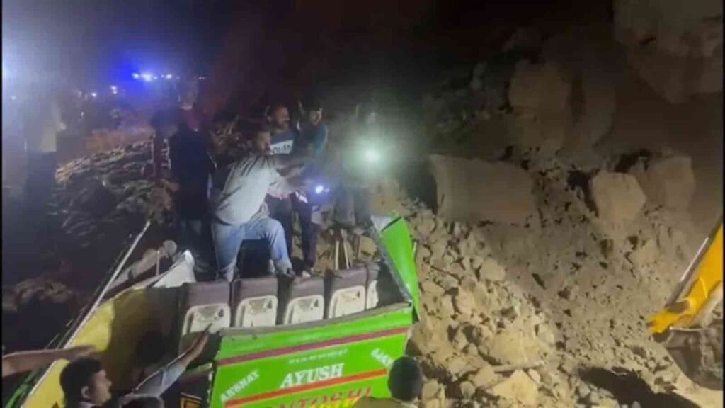 18 People killed in Himachal Landslide 2025 | Whole Mountain Came Crashing Down at a Bus 4 How the Bus got into the Himachal Landslide?